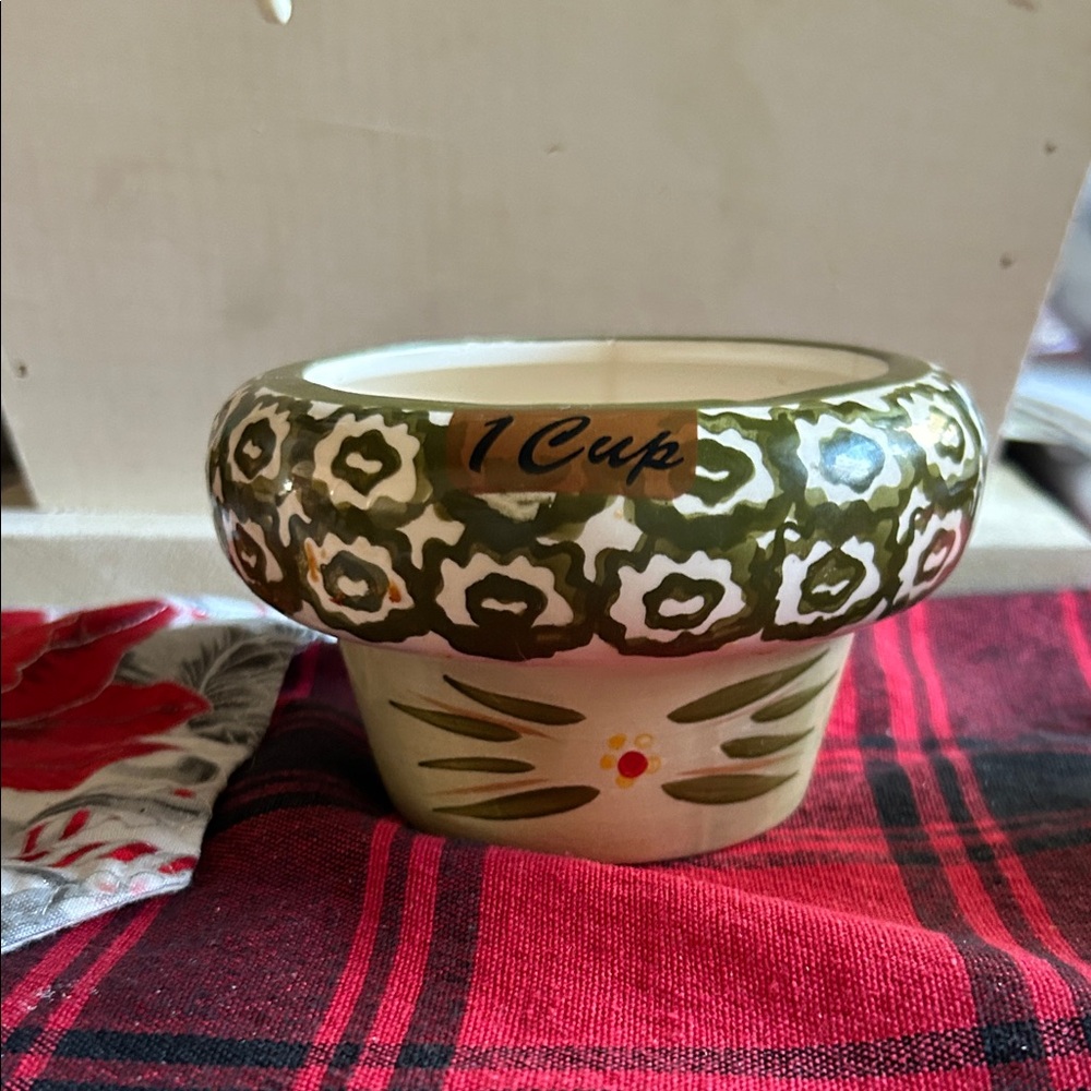 Temptations Green and Cream Measuring Cups - Picture 5 of 15